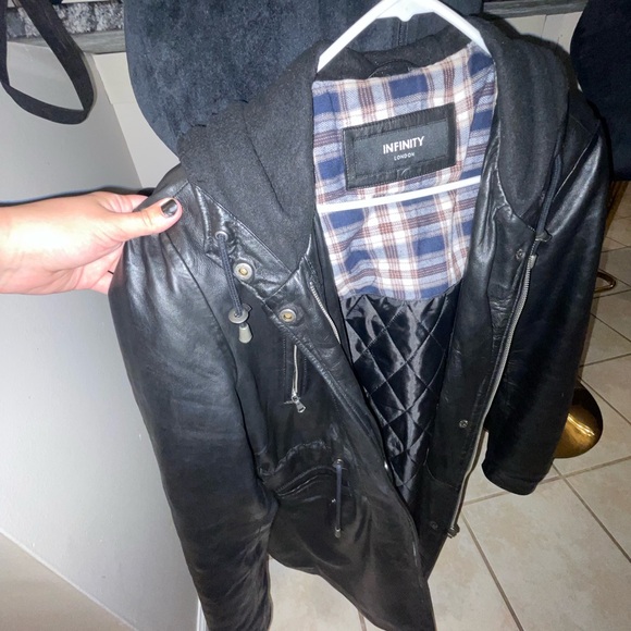 Elegant Black Leather Hooded Jacket - Picture 5 of 7